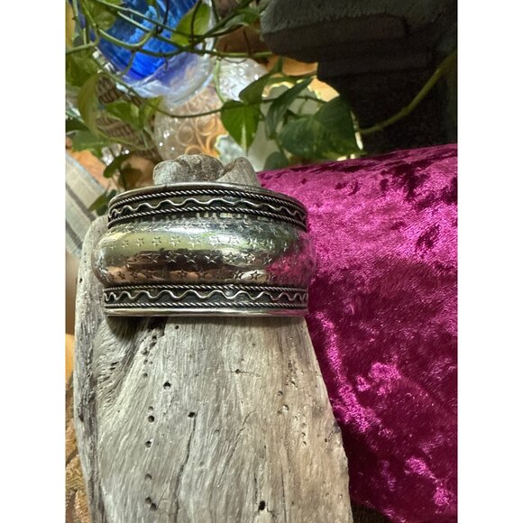 Vintage Star-Patterned Silver-Tone Cuff Bracelet With Intricate Detailing - Picture 2 of 4
